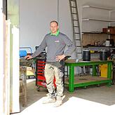Philipp Ewald steht in der improvisierten Behelfswerkstatt des Palmhofs. Beim Brand wurde die bisherige Werkstatt zerstört. Für größere ...