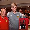 Ovationen: Nach 45 Jahren im Ausschuss wurde Kassierer und Ehren-Obmann Henning Nopper (links) aus Lauchringen von Obmann Ramon ...