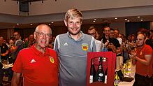Ovationen: Nach 45 Jahren im Ausschuss wurde Kassierer und Ehren-Obmann Henning Nopper (links) aus Lauchringen von Obmann Ramon ...
