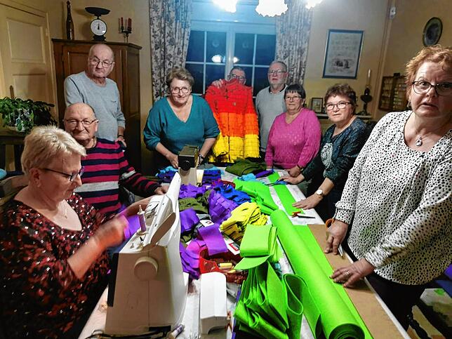 Das Näh-Team in Bellême hat für den diesjährigen Besuch des Narrentreffens weitere 12 Regenbogenanzüge gefertigt