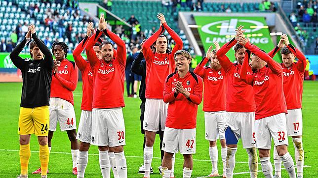Freiburgs Spieler feiern nach dem Spiel.