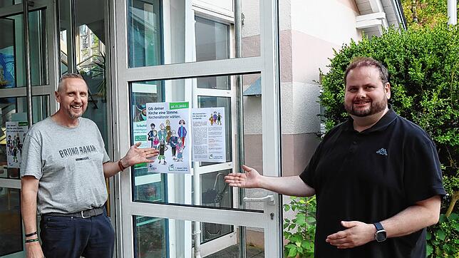 Kirchengemeinderat Peter Aberle (links) und Pfarrer Jan-Dominik Toepper werben für die Kirchenwahlen. Sie machen deutlich, dass es keine ...