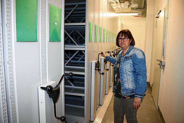 Sabine Stark, die den Umzug ins neue Rathaus organisiert, testet vor dem Einräumen die Rollregale für Gemeindearchiv und Registratur. ...