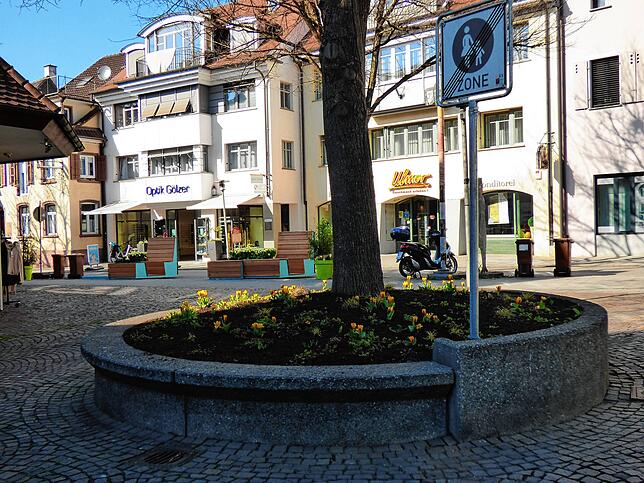 Es gibt auch Kritik an dem gewählten Platz für die Sitzmöbel an der Hauptstraße. An der benachbarten Linde seien sie besser platziert ...