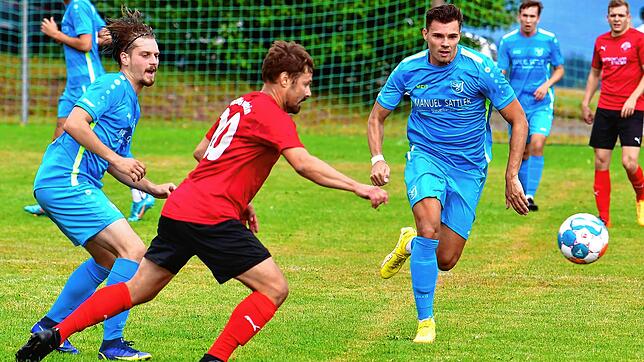 Männer mit Tordrang: Abwehrchef Stefan Fels (Mitte) sah sich beim 1:3 des FC Hochrhein beim SV Buch mehrfach allein auf weiter Flur. Tim ...
