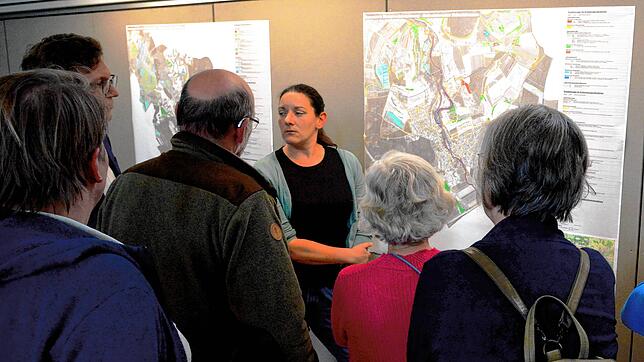 Melina Hausberg (Mitte) zeigt bei der Veranstaltung Anwesenden die Ergebnisse des Biotopverbunds. Bild: Günther Vasel