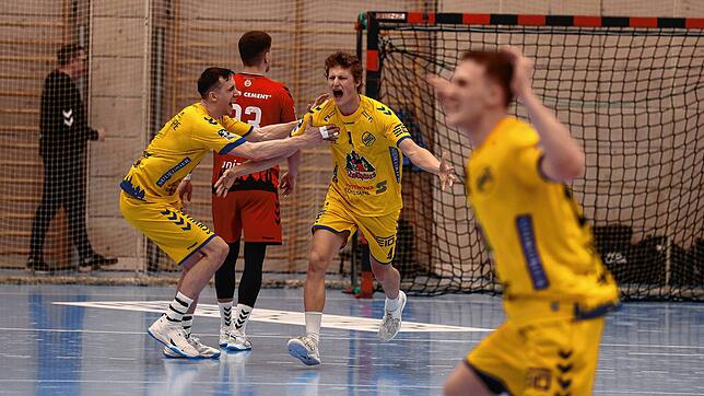 Jubel bei der HSG nach dem Triumph gegen Lübeck-Schwartau. In der Mitte ist Siegtorschütze Aron Czakó zu sehen, links Lars Michelberger, ...