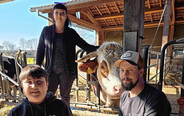 Miriam Stump (Mitte) mit ihrem Sohn Oscar und ihrem Mann Thomas Schmidhuber (rechts) und Bulle James.