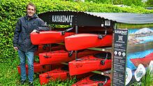 Dennis Kleefeld betreibt eine Kayakomat-Station im Strandbad Hagnau. Dort stehen Kajaks und Stand-up-Paddle-Boards zum Ausleihen bereit. ...