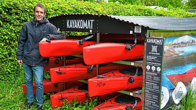 Dennis Kleefeld betreibt eine Kayakomat-Station im Strandbad Hagnau. Dort stehen Kajaks und Stand-up-Paddle-Boards zum Ausleihen bereit. ...