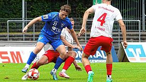 Weiter Gegner in der Verbandsliga: Der SC Pfullendorf (rechts Jan Konrad) und Rielasingen-Arlen (Leon Sattler).