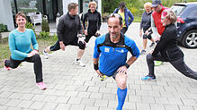 Dehnungsübungen sind vor und nach dem Laufen wichtig: Trainer Franz Hug von der Running Zone Pfullendorf demonstriert es den Einsteigern ...