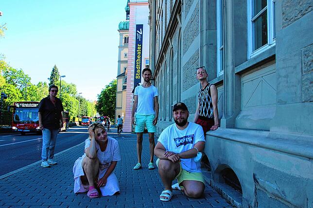 Karin Becker (von links), Bineta Hansen, Jonas Pätzold, Ioachim Zarculea und Dominik Puhl. Im Hintergrund das Stadttheater.