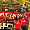 Regina Glatt und Mathias Martin haben sich auch ein Feuerwehrfahrzeug geschnappt. Sie pflegen den Oldtimer mit großem Erinnerungswert ...