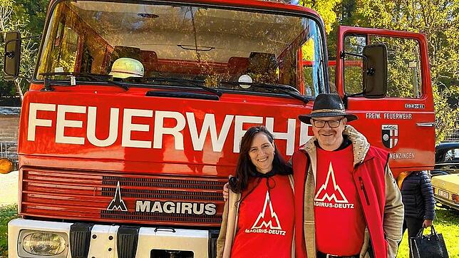 Regina Glatt und Mathias Martin haben sich auch ein Feuerwehrfahrzeug geschnappt. Sie pflegen den Oldtimer mit großem Erinnerungswert ...