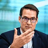 ZF-Vorstand Stephan von Schuckmann ist bei den Friedrichshafenern für E-Antriebe zuständig. Er treibt die Transformation des ...
