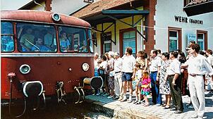 Die letzte Fahrt mit der Wehratalbahn am 20. Mai 1990: Der Schienenbus ist voll besetzt. Etliche Fahrgäste warten am Bahnsteig in Wehr ...