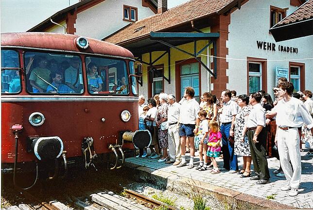 Die letzte Fahrt mit der Wehratalbahn am 20. Mai 1990: Der Schienenbus ist voll besetzt. Etliche Fahrgäste warten am Bahnsteig in Wehr ...