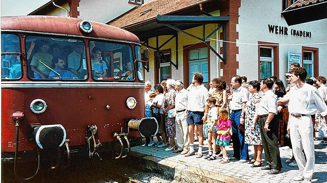 Die letzte Fahrt mit der Wehratalbahn am 20. Mai 1990: Der Schienenbus ist voll besetzt. Etliche Fahrgäste warten am Bahnsteig in Wehr ...