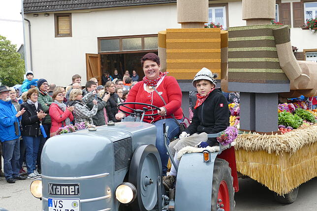 Bild 4: Tausende bejubeln beim Umzug des Kreiserntedankfestes die Leistung der Jugendlichen