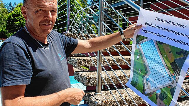 Rainer Schwinkendorf erläutert das Betriebskonzept für das Waldfreibad.