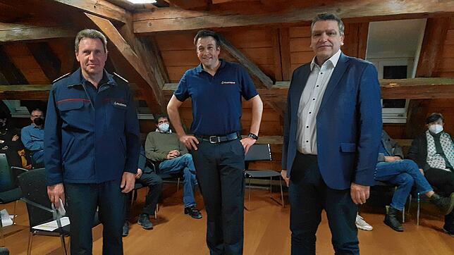 Anton Osterwald (links) wurde von Thomas Renz (Mitte) als Gesamtkommandant der Öhninger Feuerwehr abgelöst und wird nun selbst ...