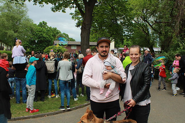 Eva Paffen aus Wahlwies verbringt ihren ersten Muttertag beim Kinderdorffest. Ihr Partner Jean-Pierre Estupinan hält die kleine Emilia ...