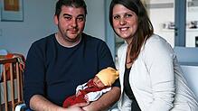 Das Neujahrsbaby Lea Katharina mit ihren Eltern Melanie und Timo Prenzel auf der Mutter-Kind-Station des Klinikum Landkreis Tuttlingen.