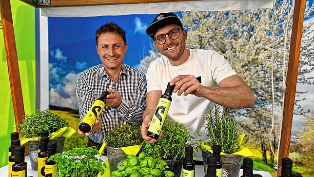 Jürgen Sittner und Benedict Strohmeier präsentieren ihre Öle, die sie in Schnetzenhausen herstellen.