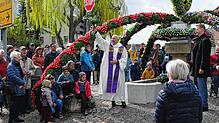 Stadtpfarrer Heinz Vogel macht die Segnung des Markelfinger Osterbrunnens 2024 auch für einige der Besucher schwungvoll zu einer nassen ...