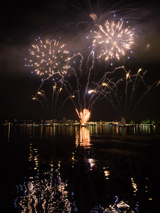 Bild 12: Das Seenachtfest-Feuerwerk vom Logenplatz am Yachthafen: Der Konstanzer Teil in Bildern