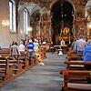 Farblich getrennt dienen die Platzmarkierungen der größtmöglichen Sicherheit. Den Gottesdienst in der Klosterkirche Stühlingen leitete ...