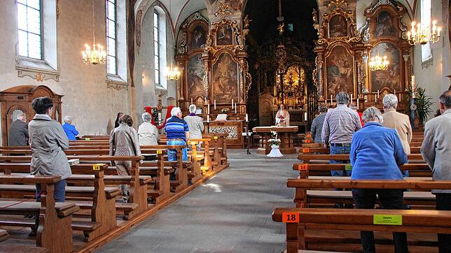 Farblich getrennt dienen die Platzmarkierungen der größtmöglichen Sicherheit. Den Gottesdienst in der Klosterkirche Stühlingen leitete ...