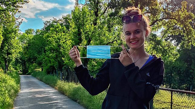 Die Schülerin Daria Dessel soll aufgrund ihrer Erkrankung keine Maske tragen. In der Schule und in der Öffentlichkeit wird sie deshalb ...