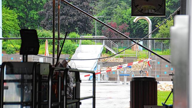 Noch ist das Stockacher Freibad gesperrt und Handwerkerarbeiten laufen. Bald hat es aber wieder geöffnet.