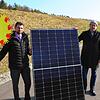 Auf einem Lärmschutzwall in Allensbach werden im Sommer Photovoltaik-Module installiert. Stefan Friedrich (links), Bürgermeister von ...