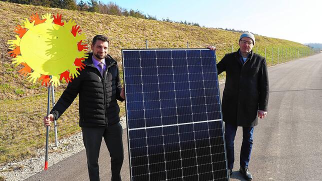 Auf einem Lärmschutzwall in Allensbach werden im Sommer Photovoltaik-Module installiert. Stefan Friedrich (links), Bürgermeister von ...