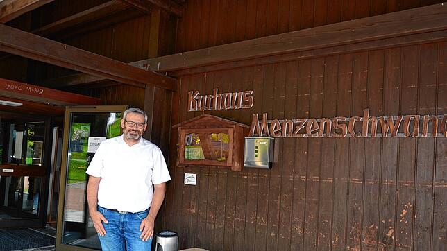 Stefan Kudermann, Geschäftsführer des ZHS, erläutert das Projekt. Foto: Sahli