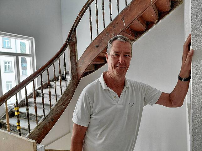 Andreas Mayer, Geschäftsführer der Immobilienfirma Gnädinger & Mayer im Treppenhaus des Südflügels. Die historische Treppe wurde ...