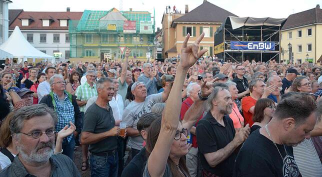 Markdorf und nicht nur Markdorf in Feierlaune – beim Finale des OpenAir Festivals 2019 mit der Rock-Band „Status Quo“.