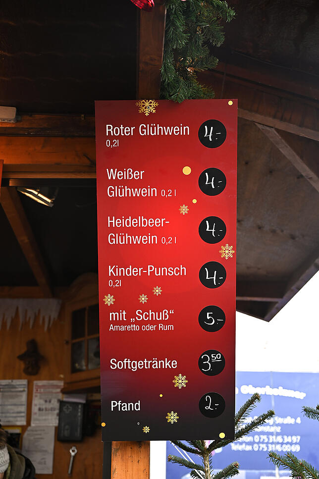 Tafel mit den Preisen im Glühweinstand am Hafen