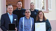 Stolz präsentiert das Klimaschutzteam der Luisenklinik in Bad Dürrheim den kürzlich erhaltenen Umweltpreis des Bundes. Von links: ...