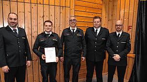 Johannes Berroth (zweiter von links) ist neuer Kommandant der Feuerwehrabteilung Niedereschach und wird zum Löschmeister befördert. Es ...