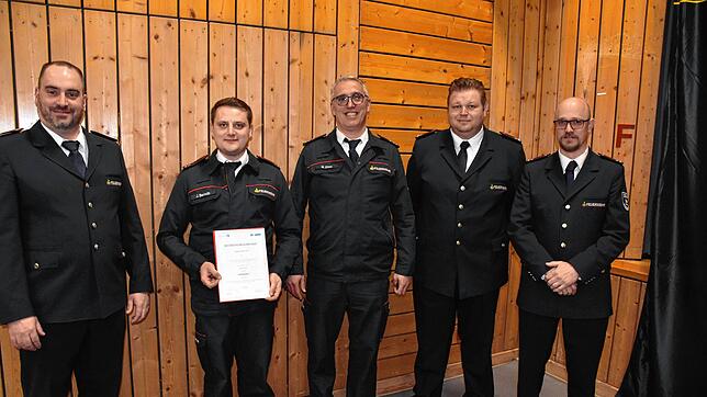 Johannes Berroth (zweiter von links) ist neuer Kommandant der Feuerwehrabteilung Niedereschach und wird zum Löschmeister befördert. Es ...