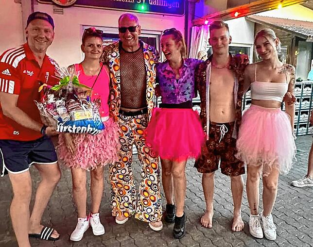 SVG-Vorstandsmitglied Dominik Sinzinger (von links) überreicht den Preis an Caroline Auer, Dieter Rihm, Elke, Finn und Romy Eckert.