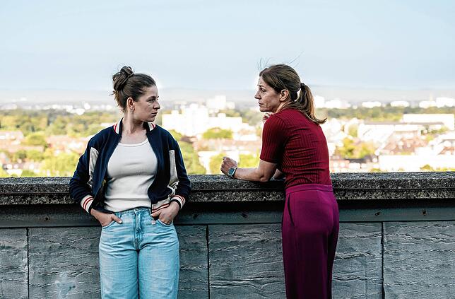 Dina Schwarz (Lou Strenger, links) und Klinikchefin Dr. Veronika Jelinek (Ulrike C. Tscharre).