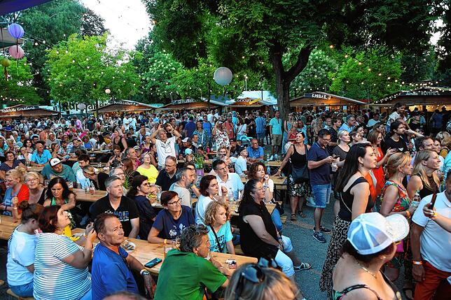 Bild 12: Seenachtfest 2024: Im Stadtgarten spielt nicht nur die Musik, sondern spielen auch die Kinder