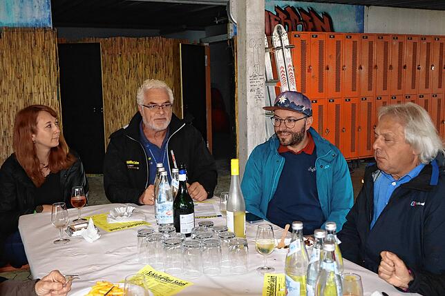 Mitorganisator Ronny Knepple (2.v.l.) unterhält die Gewinner mit Hintergrundinformationen über das Schlossseefest. Fabian Meschenmoser ...