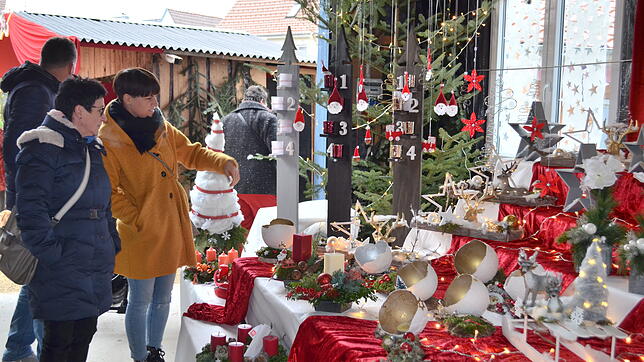 Die handgefertigten Waren der Heudorfer sind auch beim 24. Christkindlemarkt wieder sehr begehrt. Viele kommen extra früh zum Bummeln. ...