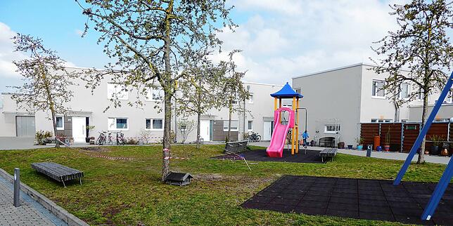 Im Innenbereich des Quartiers eine großzügige Spielfläche, nur befahren von Rollern der Kinder und Fahrrädern.